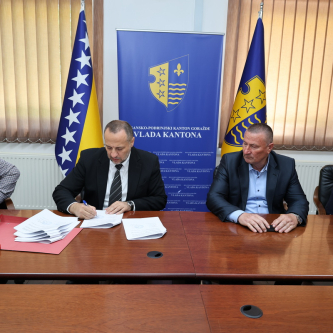 Potpisan Ugovor o izvođenju radova na ljetnom održavanju regionalne ceste R-448 Potkozara-Goražde-Hrenovica, regionalne ceste R 448a Osanica-Ilovača-Prača i regionalne ceste R 448b Goražde-Podhranjen-Hranjen