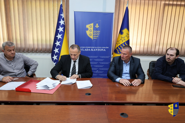 Potpisan Ugovor o izvođenju radova na ljetnom održavanju regionalne ceste R-448 Potkozara-Goražde-Hrenovica, regionalne ceste R 448a Osanica-Ilovača-Prača i regionalne ceste R 448b Goražde-Podhranjen-Hranjen